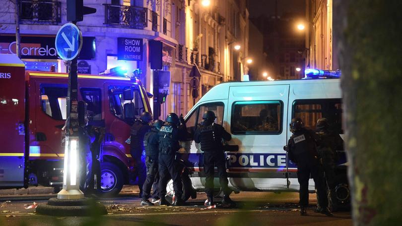 A Parigi sette sparatorie e almeno 140 morti. Si allunga l’ombra dell’ISIS