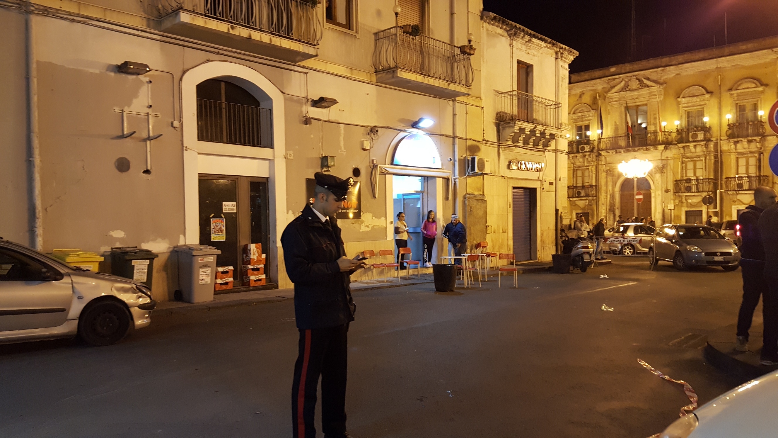 Lentini, Indagini dei carabinieri per risalire al movente e all’autore del tentato omicidio avvenuto, ieri sera, in piazza Duomo.