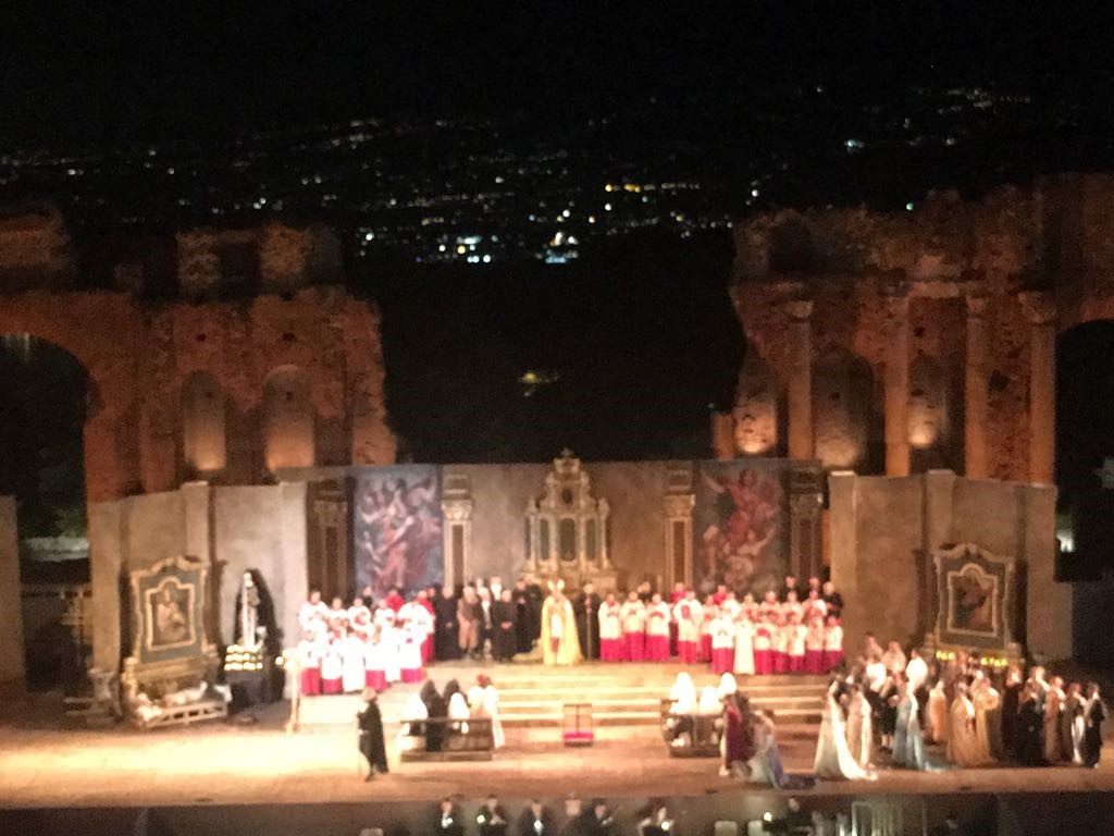 Il CORO interscolastico di voci bianche “Vincenzo Bellini” al Teatro Antico di Taormina, canta “TOSCA”.