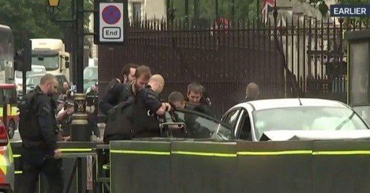 Londra, auto contro barriere fuori al Parlamento. Un uomo arrestato