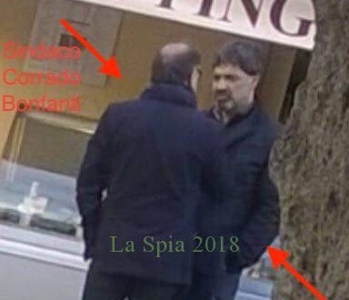 Noto. Il sindaco e il boss, la foto, in esclusiva pubblicata da Paolo Borrometi,  finisce sul Corriere della Sera