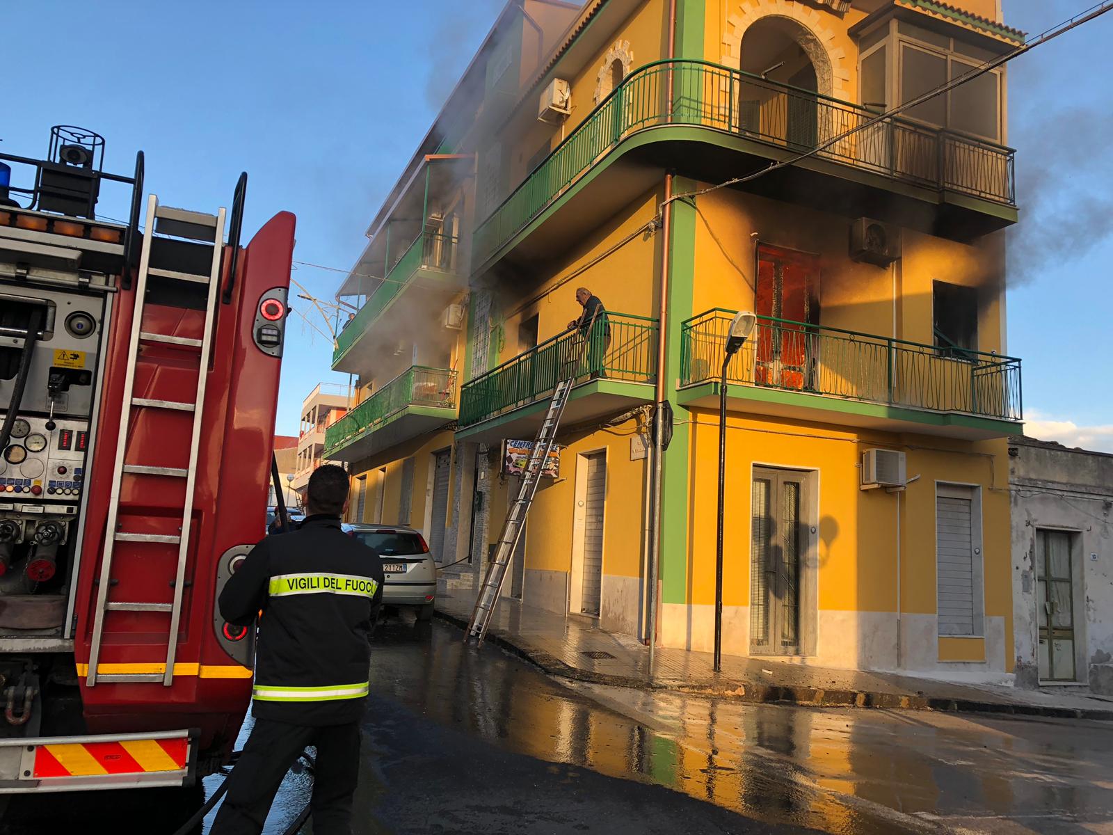 Villasmundo, incendio in una palazzina: muore un anziano. Sul posto Vigili del Fuoco, Carabinieri e 118