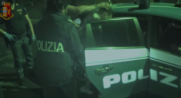 Adrano, la Polizia di Catania arresta 15 persone per droga