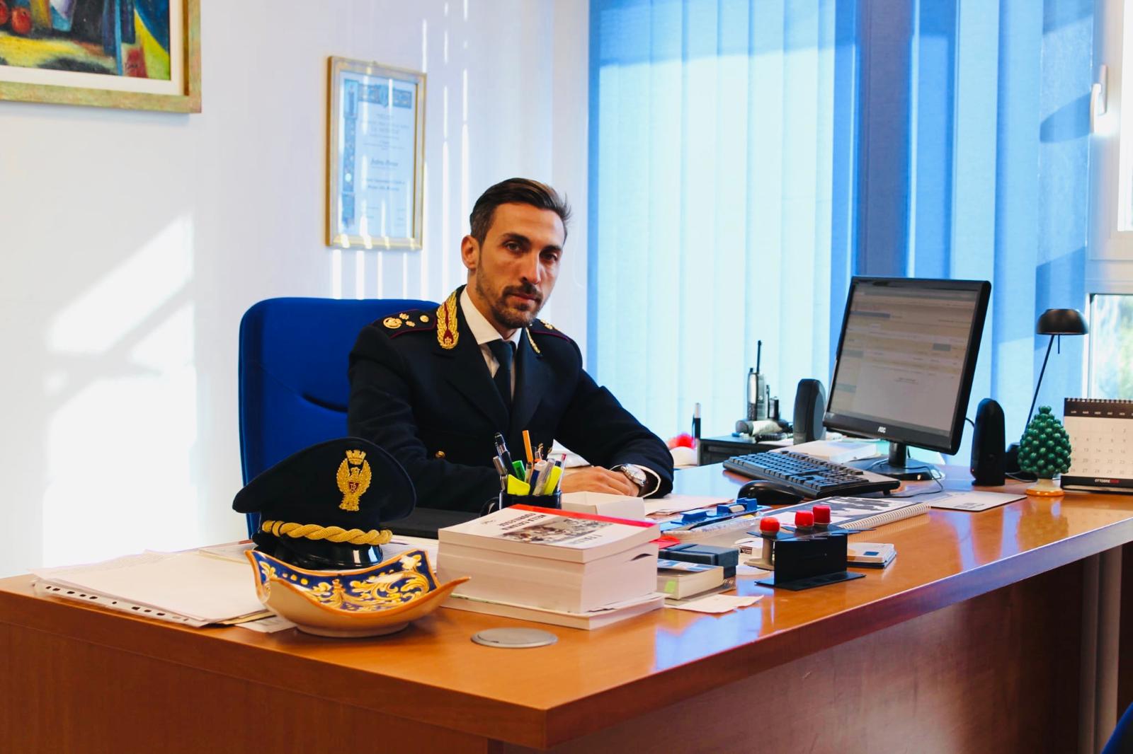 Una Voce In Blu. Il dirigente del commissariato di Polizia di Lentini, dott. Andrea Monaco, ospite della puntata di martedì 27 ottobre