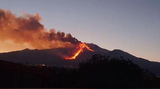 Etna: nuovo parossismo, fontane lava alte 1 km e nube cenere