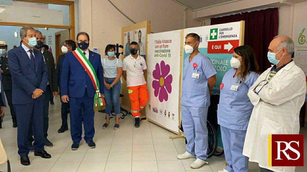 Covid, il presidente Musumeci in visita ieri all’hub vaccinale di Buseto Palizzolo nel Trapanese