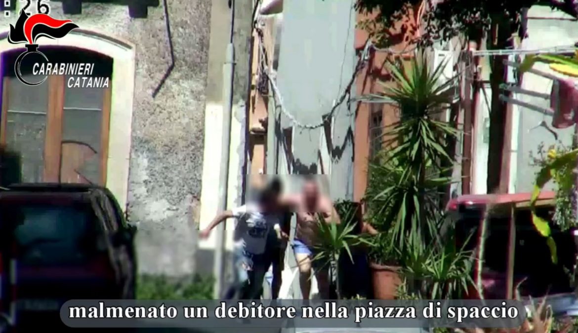 Catania, “Operazione Quadrilatero”: Droga: spaccio, coinvolti anche bambini di 10 anni. I carabinieri arrestano 15 persone