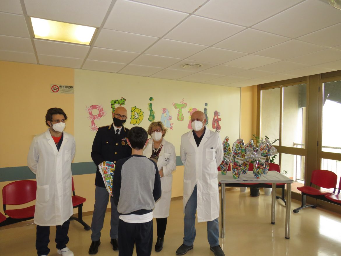 Lentini, la Polizia dona uova pasquali ai bambini del reparto di Pediatria dell’ospeale