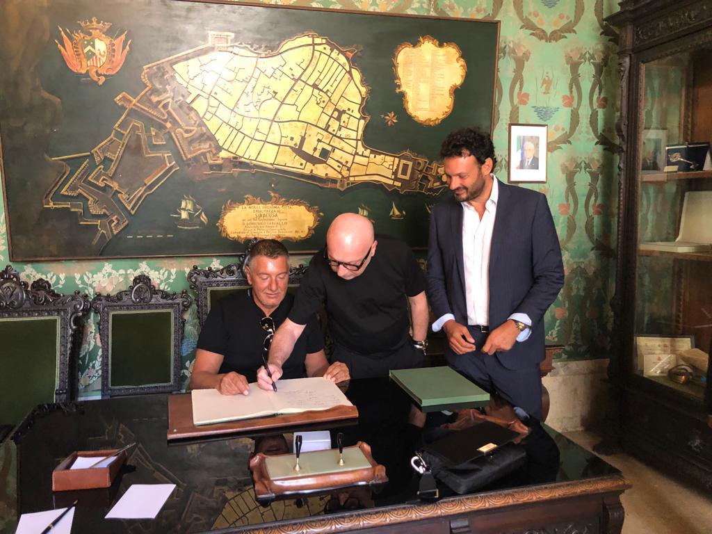 Siracusa, Domenico Dolce e Stefano Gabbana ricevuti a Palazzo Vermexio dal sindaco Italia, poi incontrano una creatrice  di pupazzi e un aspirante stilista