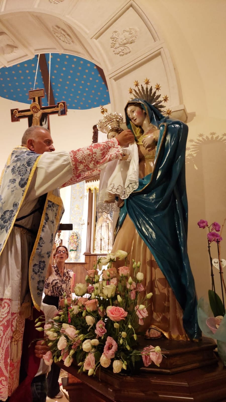 Lamezia Terme, con la vestizione del Bambinello è entrata nel vivo la novena in onore della Madonna di Dipodi