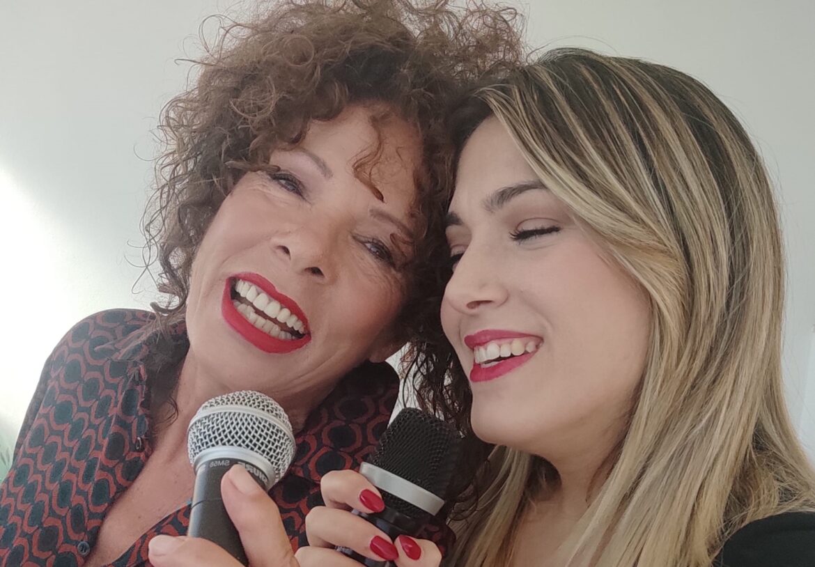 “Una Voce In Blu”, mercoledì 26 ottobre puntata in musica con le cantanti Ester Formica e Valentina Ossino