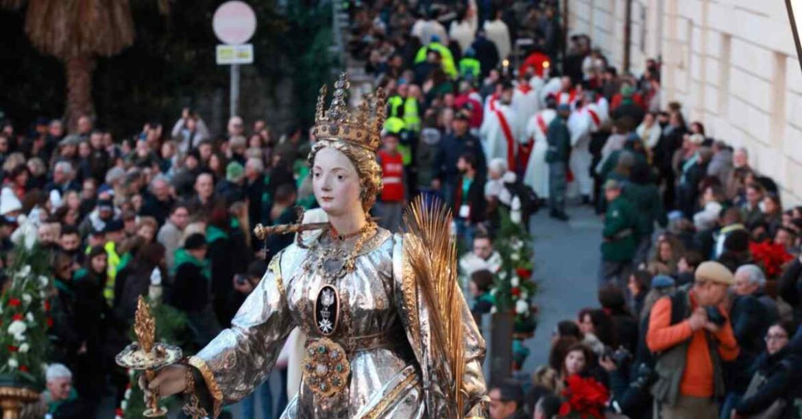 Siracusa: Oggi la festa di Santa Lucia. Il solenne Pontificale e l’emozionante processione verso i luoghi del martirio