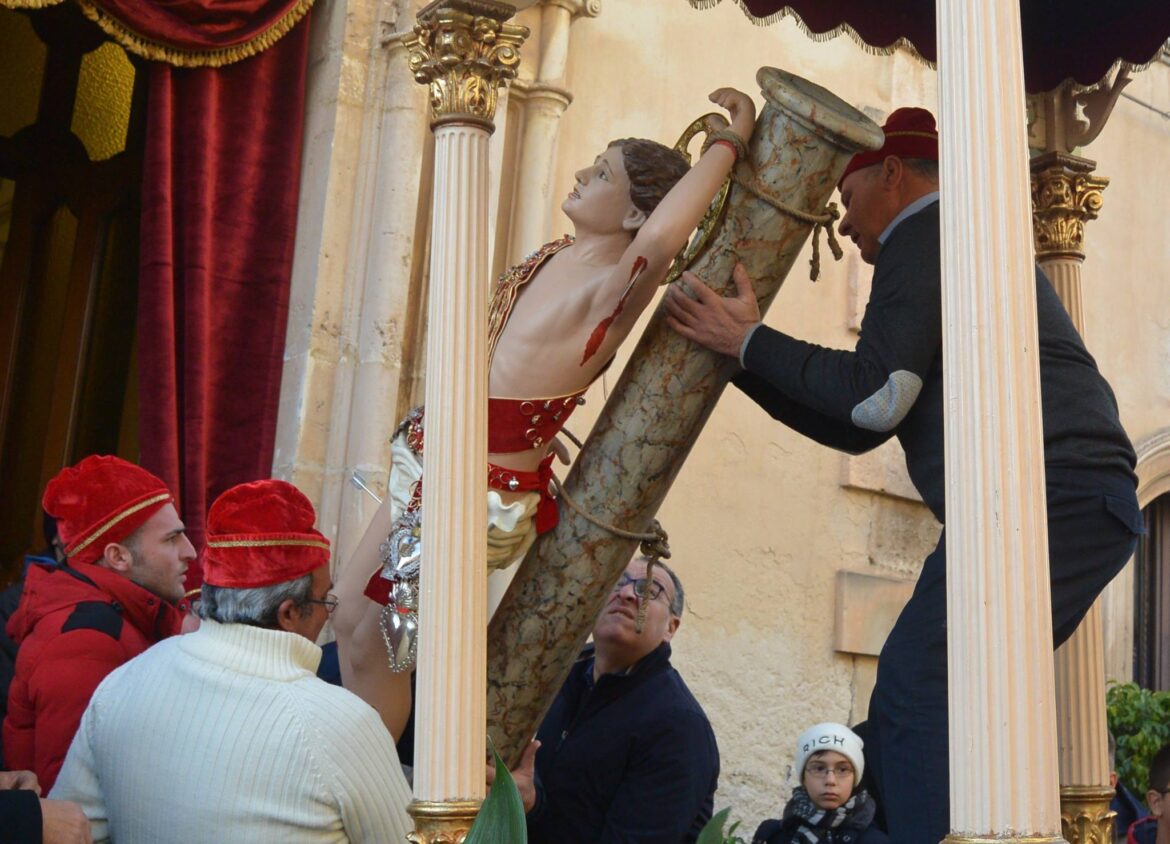 Belvedere: Stasera il Simulacro di San Sebastiano rientrerà in Chiesa Madre portato a spalla dai “berretti rossi”
